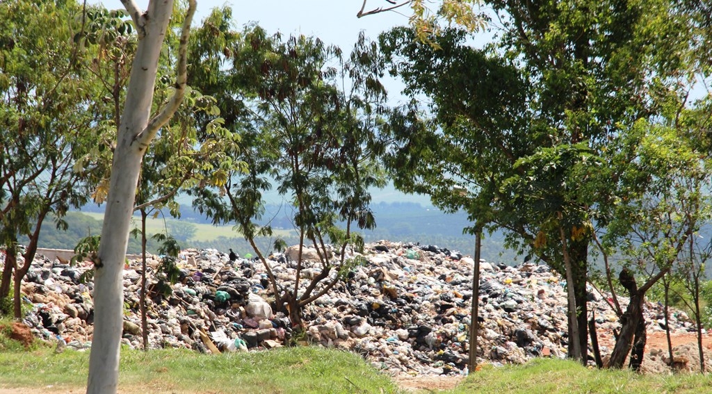 Transbordo para e montanha de lixo é a vergonha da vez em Marília