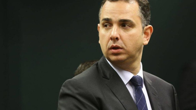 Rodrigo Pacheco assina decreto para aumento de salários dos Poderes