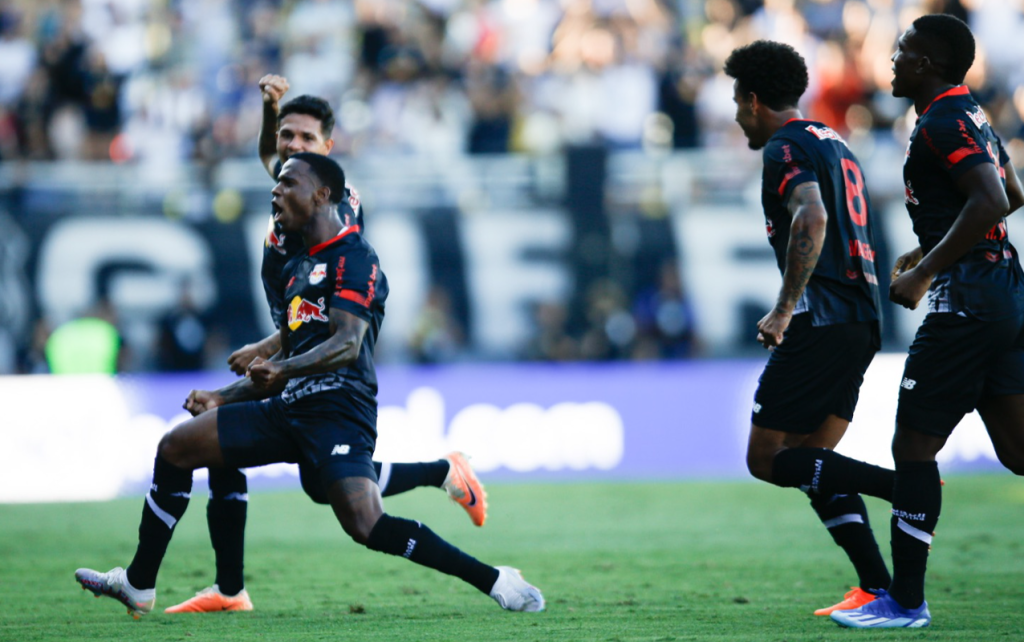 Bragantino vence o Corinthians e cola no Botafogo no Brasileirão