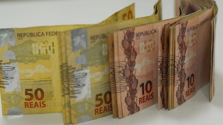 Salário mínimo de 2023 deve subir menos após governo rever inflação