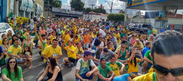 Protestos contra Dilma reúnem milhares