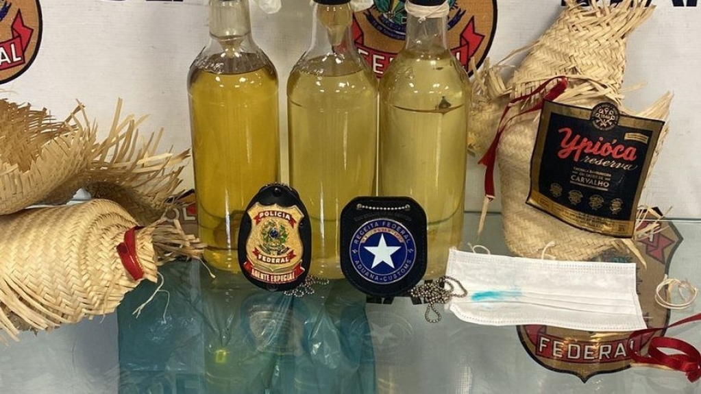 Rio: Mulher é presa no aeroporto com cocaína diluída em cachaça