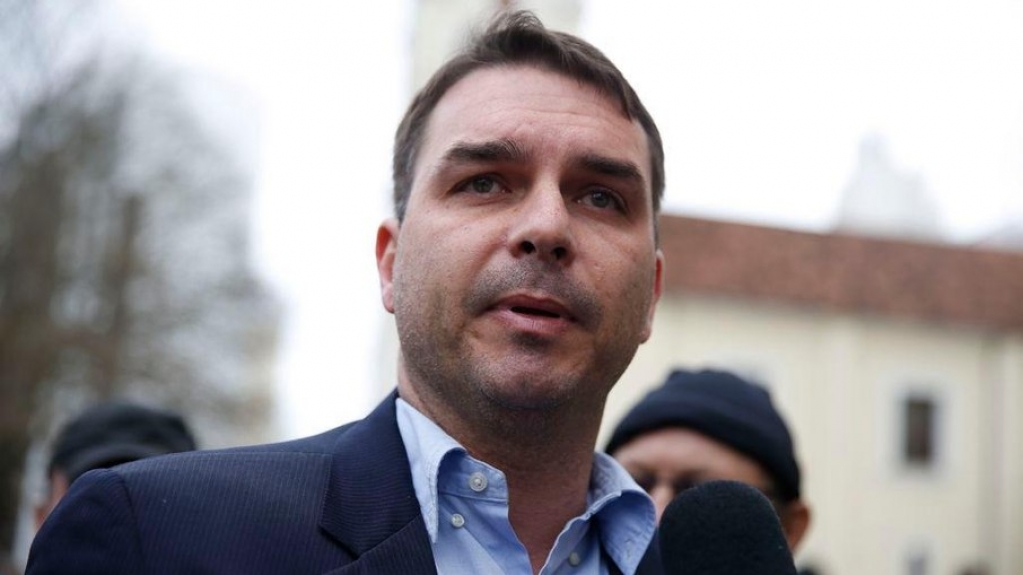 Flavio Bolsonaro solicita ao MPF e ao Senado que investiguem Renan Calheiros Flavio Bolsonaro solicita ao MPF e ao Senado que investiguem Renan Calheiros