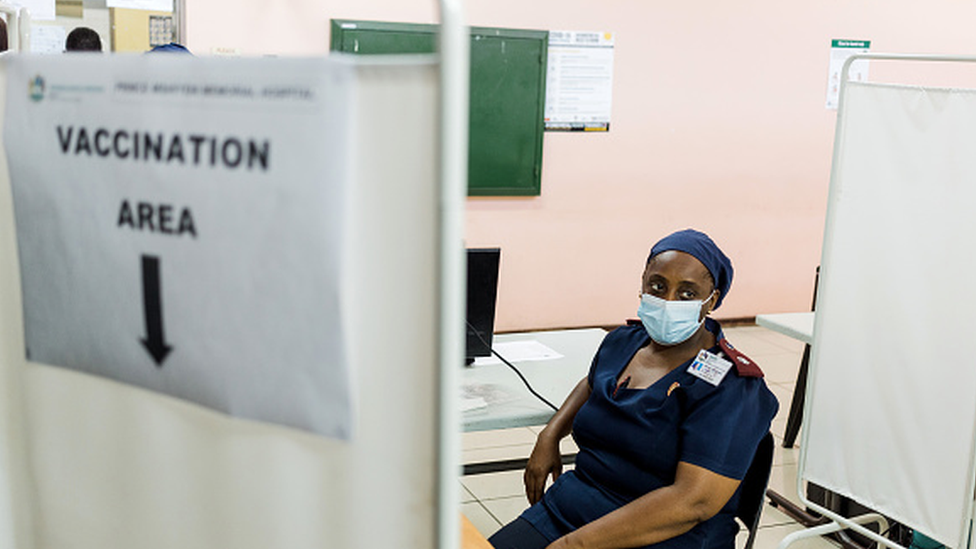 Profissional de vacinação na África do Sul