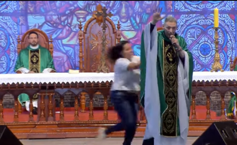 Padre Marcelo tranquiliza fiéis após ser derrubado de altar: 'só umas dorzinhas'