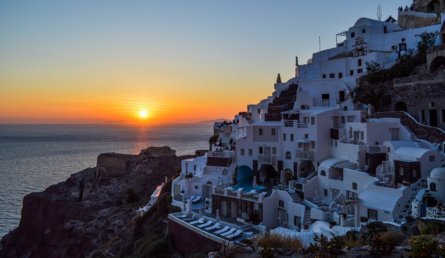 O pôr-do-sol na Ilha de Santorini, na Grécia.. Foto: Pexels