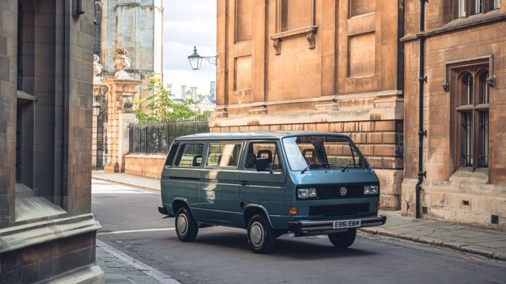 Kombi alemã: VW Caravelle de Stephen Hawking vai a leilão