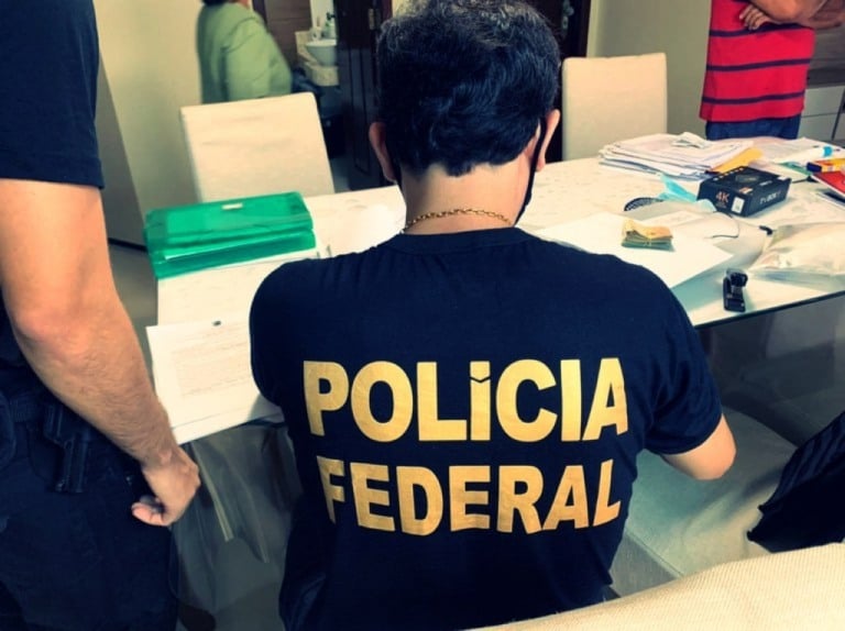 PF de Marília faz buscas e apura corrupção em fiscalização de granjas em Bastos: