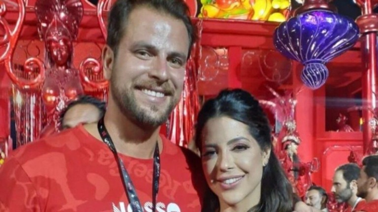 Gustavo e Laís curtem Carnaval em clima de romance na Sapucaí