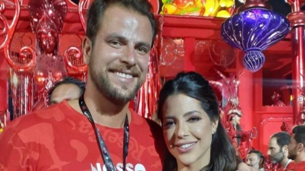 Gustavo e Laís curtem Carnaval em clima de romance na Sapucaí