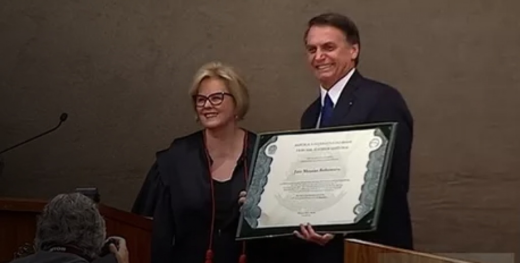 Presidente do TSE, Rosa Weber, entrega diploma de presidente eleito a Bolsonbaro