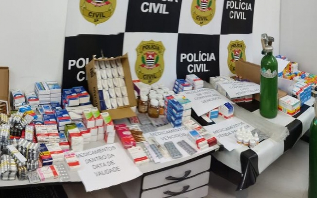 Polícia fecha farmácia que enganava imigrantes com vacina por R$ 100 Polícia fecha farmácia que enganava imigrantes com vacina por R$ 100