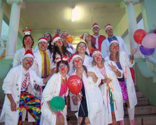 Terapeutas do Sorriso transformam visita em celebração de Natal na Santa Casa