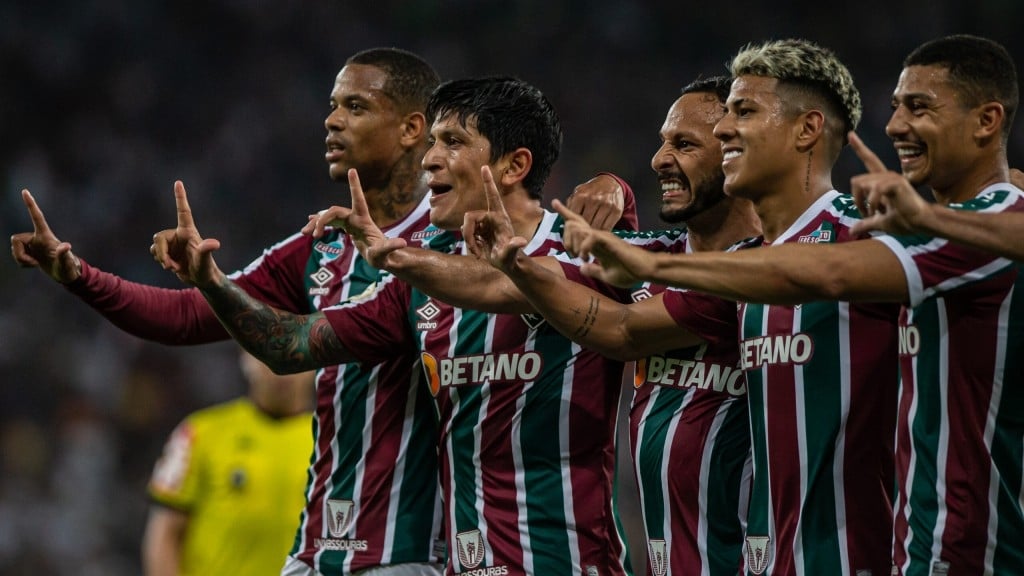 Fluminense vence e rebaixa o Coritiba