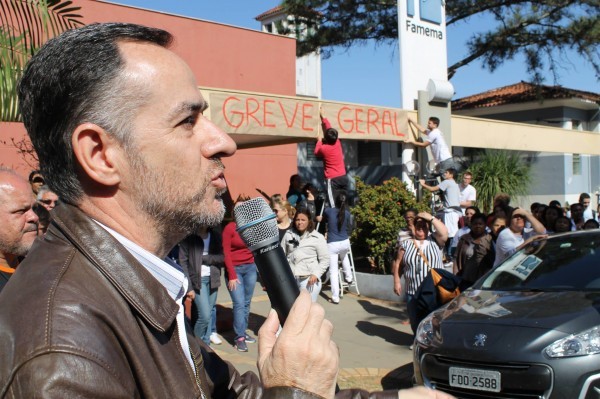 Pedro Tolentino durante assembleia na Famema