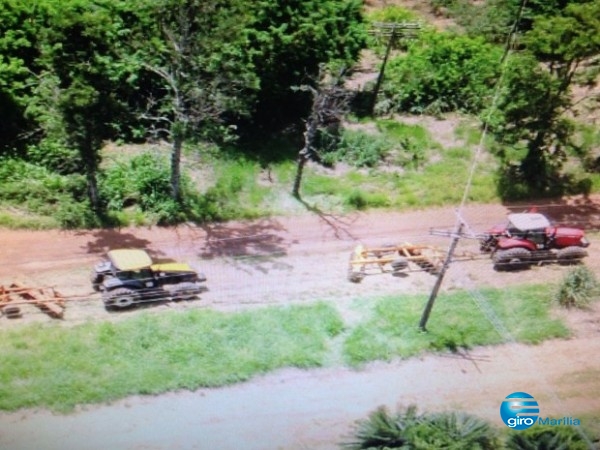 Trabalhadores Sem-terra movimentam tratores em fazenda ocupada em Pirajuí – Foto Polícia Militar