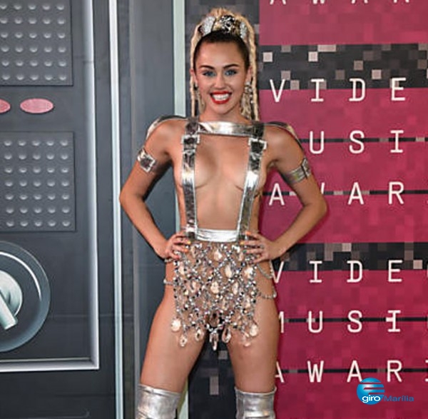 Miley Cyrus  brilha no VMA com 11 figurinos e muita ousadia