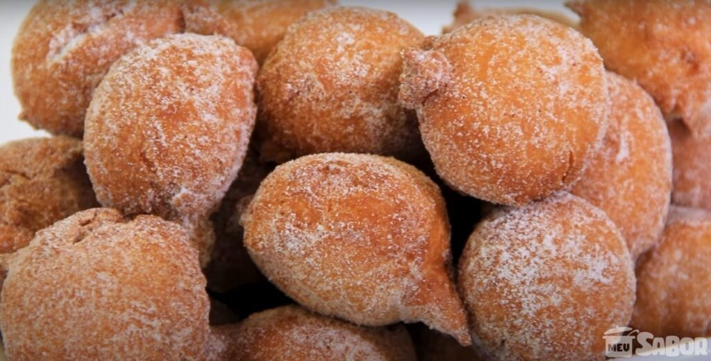 Aprenda a fazer Bolinhos de chuva para deixar seu lanche da tarde ainda mais perfeito!