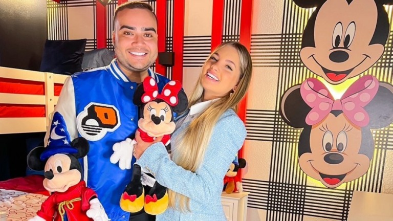 Clara Teixeira compra casa em Orlando e decora com clássicos da Disney