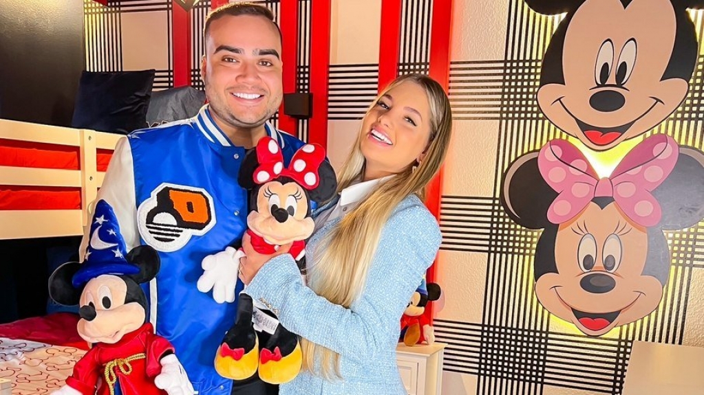 Clara Teixeira compra casa em Orlando e decora com clássicos da Disney Clara Teixeira compra casa em Orlando e decora com clássicos da Disney