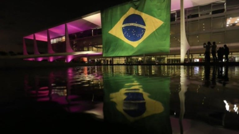 Bolsonaro estende bandeira do Brasil no Planalto e faz desafio ao PT