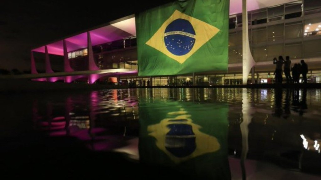 Bolsonaro estende bandeira do Brasil no Planalto e faz desafio ao PT