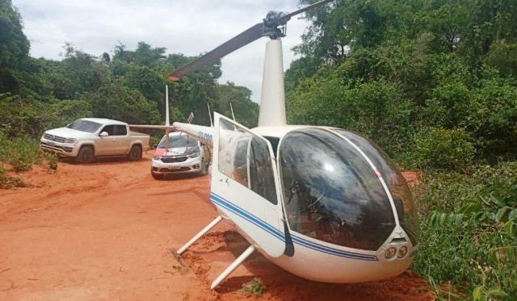 Polícia persegue e apreende helicóptero com drogas em Paraguaçu; vídeos e fotos