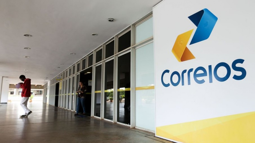 Correios serão leiloados por um "valorzinho", afirma secretária de privatização