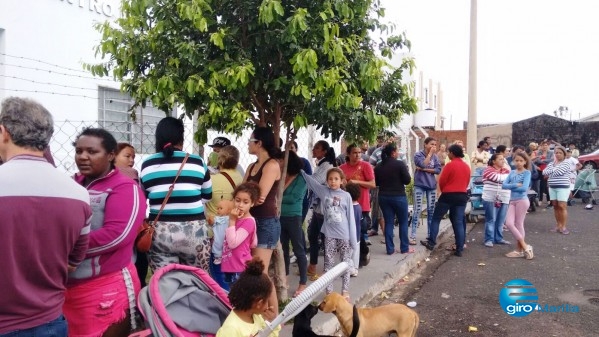 Moradores aguardam entrega dos kits em centro comunitário da zona sul – Alê Custódio/Giro Marília