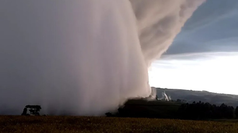 Vídeo: agricultor registra nuvem gigante na área rural do Paraná