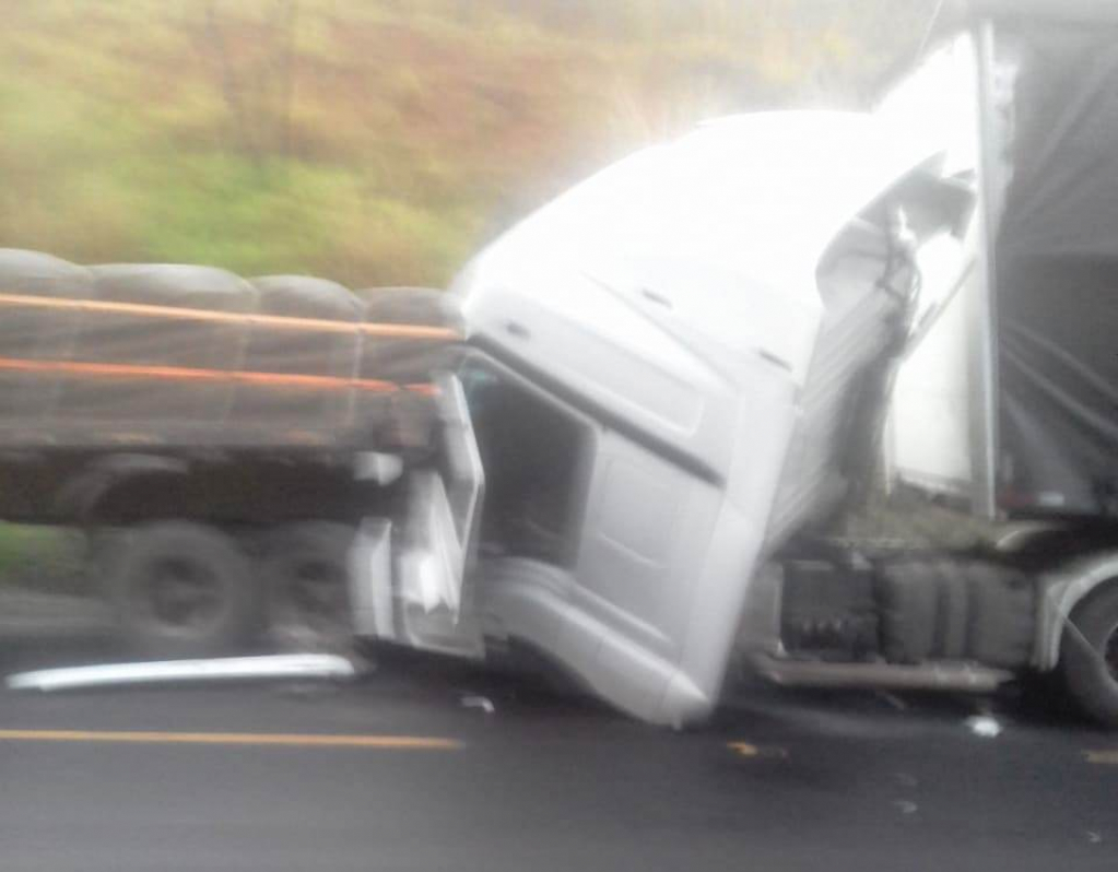 Motorista sai ileso de colisão traseira entre caminhões na BR-153