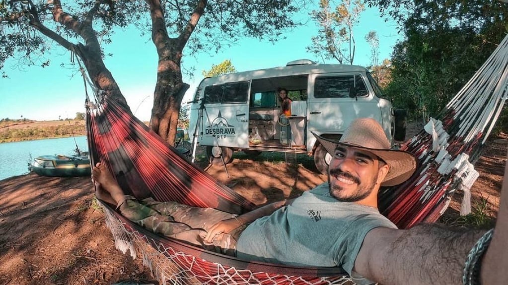 Cansados da rotina: casal larga emprego e vai viajar pelo país em uma Kombi