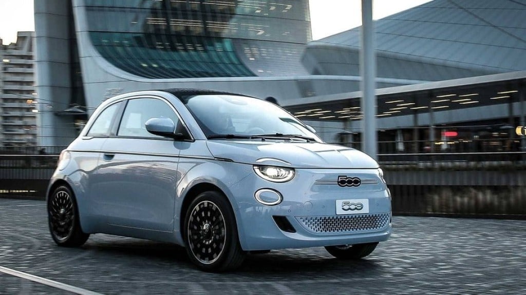 Vaza primeira imagem da versão Abarth do Fiat 500 elétrico