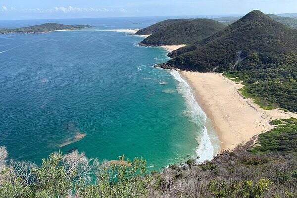 A Shoal Bay é uma praia praticamente deserta e é cercada por montanhas e vegetação. Foto: TripAdvisor/Reprodução