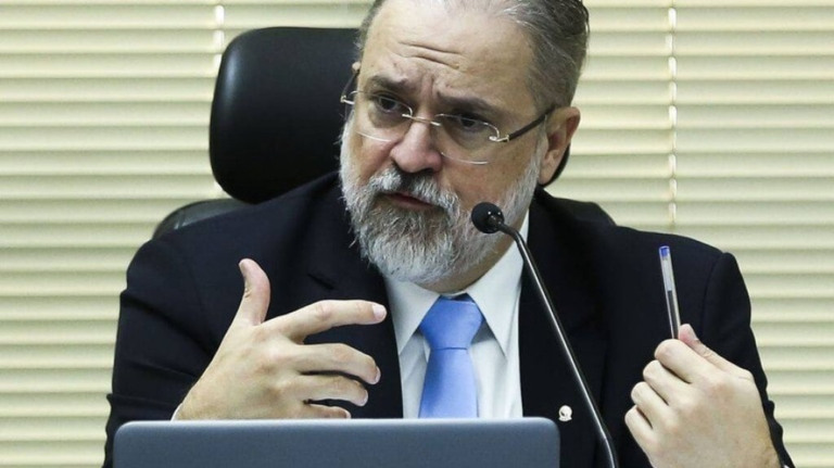 Aras solta nota e nega omissão da PGR