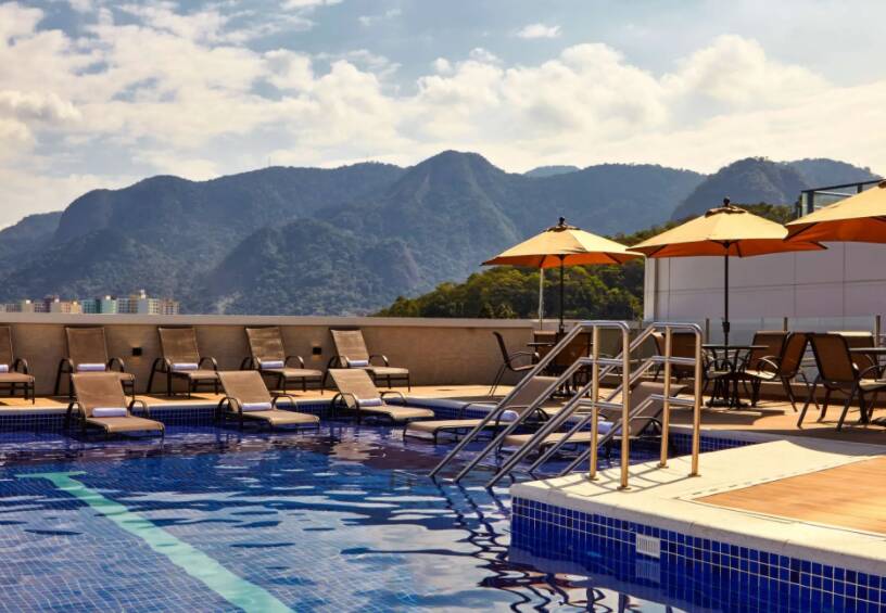 Piscina do Residence Inn by Marriott Rio de Janeiro está no rooftop. Foto: Divulgação