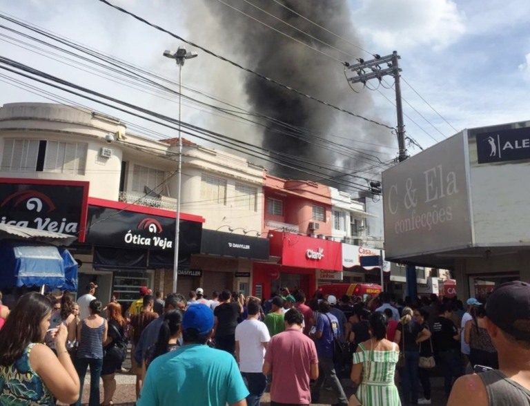 Incêndio destrói lojas em Araçatuba; bombeiro tem ferimentos graves