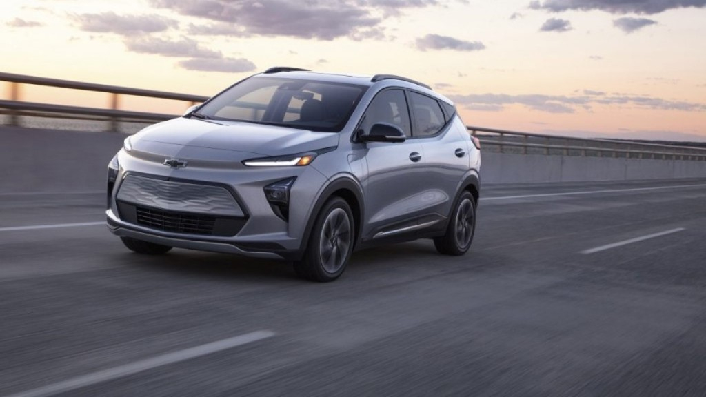 Divulgação Chevrolet Bolt EUV estará disponível nas concessionárias a partir de maio