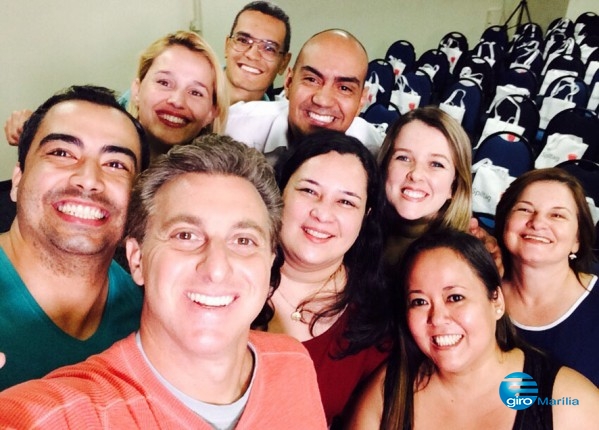 Grupo de Marília é pego em brincadeira e grava com Luciano Huck