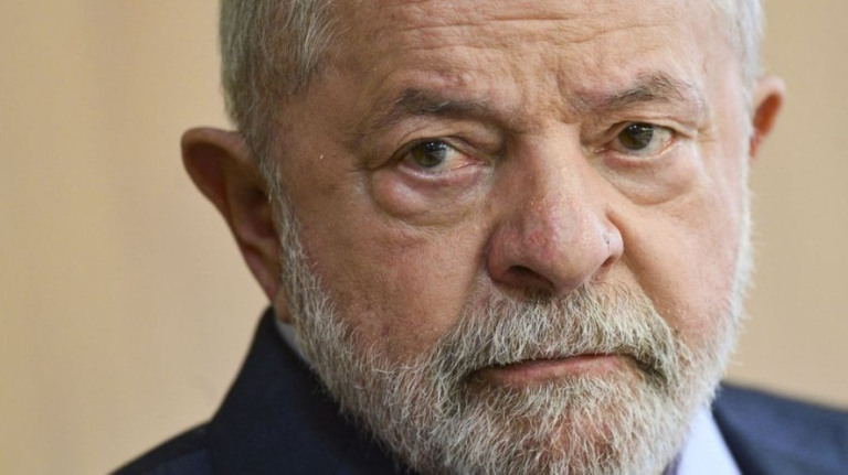 Após sentir dores, Lula é levado para hospital para realizar exames