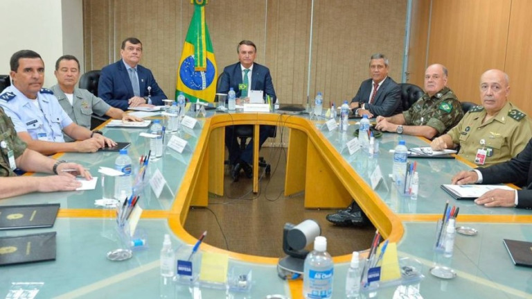 Bolsonaro se reúne com generais após decisão de Moraes
