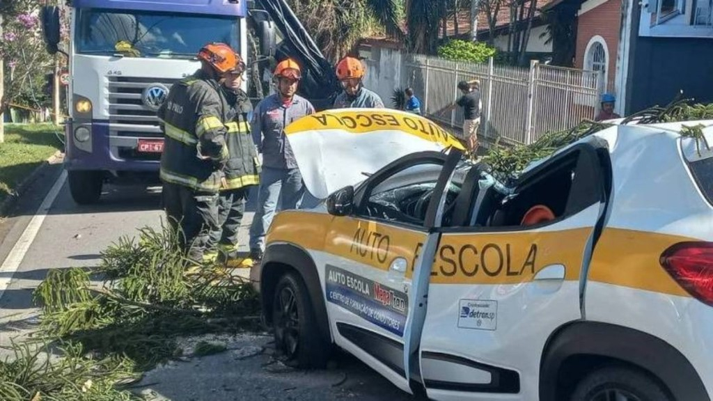 Corpo de Bombeiros – 13.07.2023 Uma outra mulher, de 24 anos, estava em um carro de autoescola quando o acidente ocorreu no Vale do Paraíba