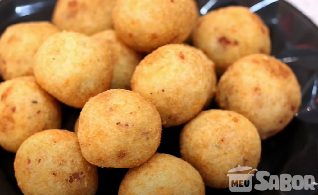 Bolinho de batata com bacon e queijo