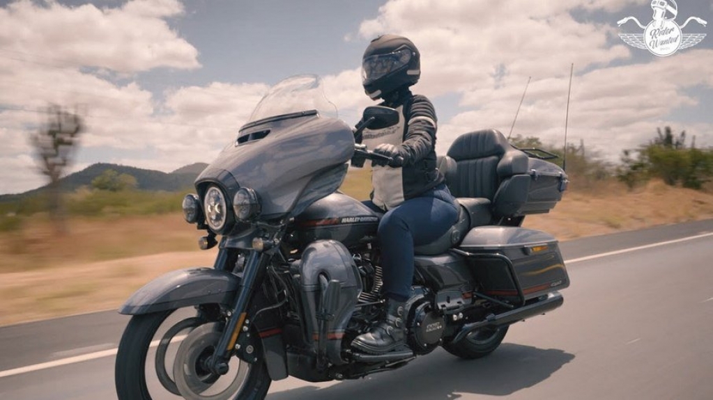 Mulher faz viagem dos sonhos pelo Brasil com moto Harley Davidson