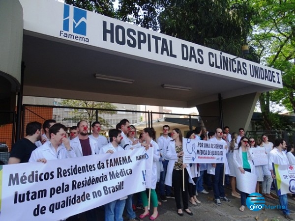 Protesto põe médicos em passeata pelo centro