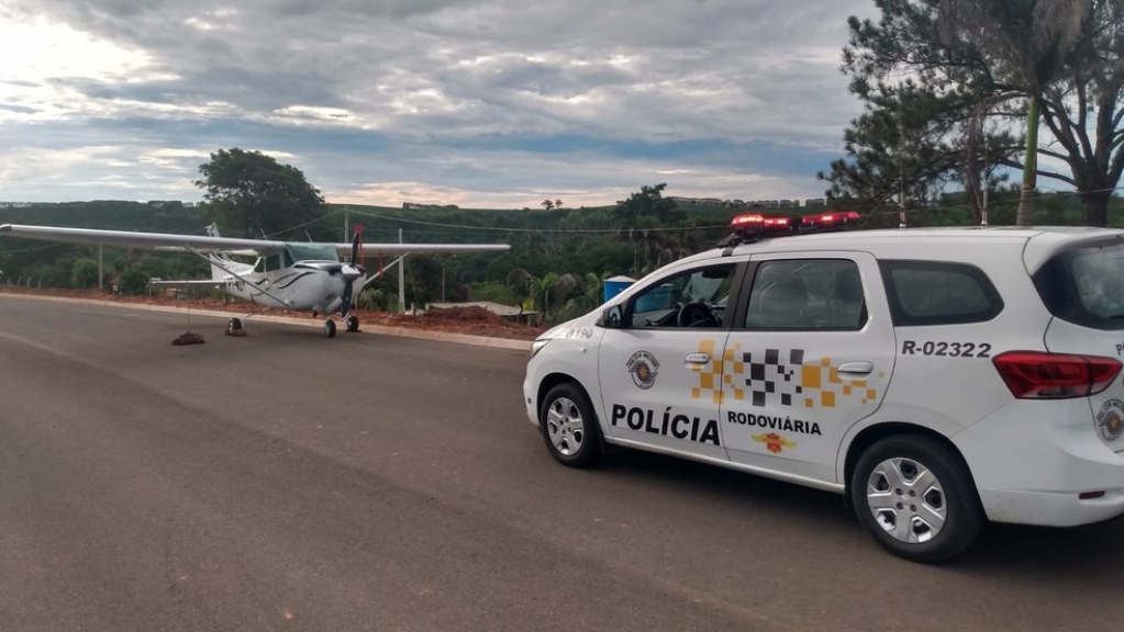 Avião pousou em trecho de obras na rodovia SP-333 – Foto: reprodução G1-Robson do Carmo