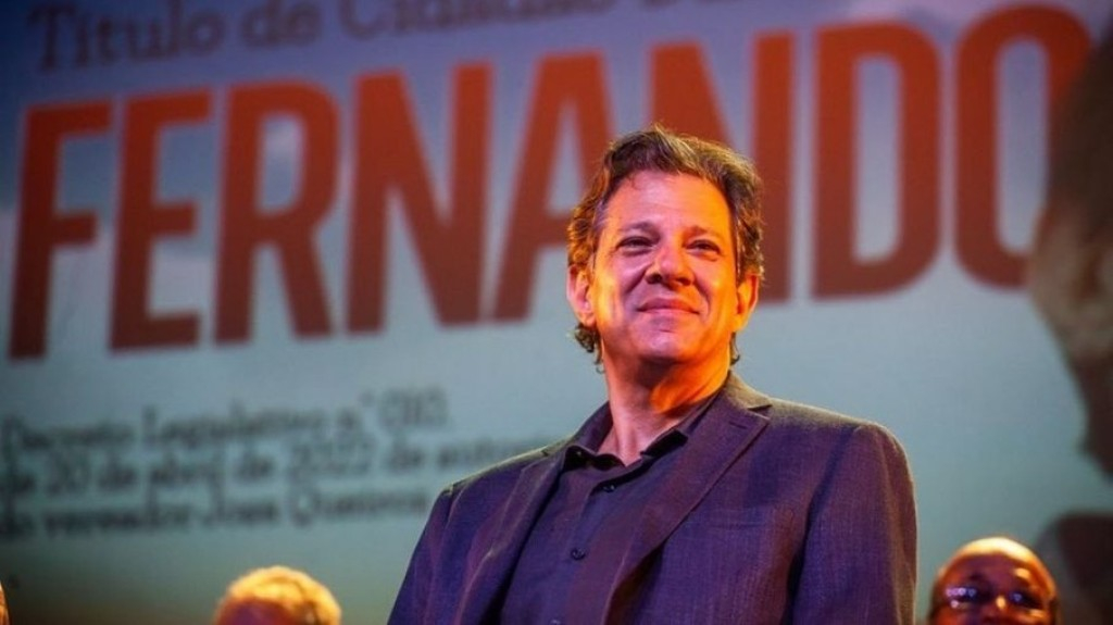 Haddad anuncia que Auxílio Brasil será de R$ 800 em SP se eleito