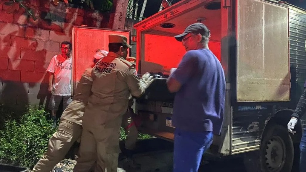 AM: corpos de mãe e filha são encontrados abraçados após deslizamento AM: corpos de mãe e filha são encontrados abraçados após deslizamento