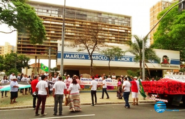 Marchas interditam avenida no feriado; veja imagens