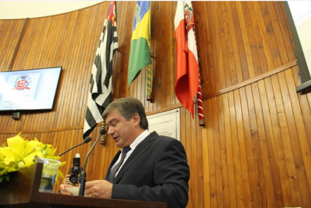 Prefeito Daniel Alonso durante discurso na Câmara